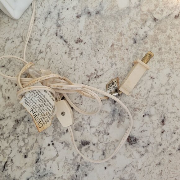 Avon White Angel Table Lamp Figurine Playing Harp 7" Tall Plug-In Electric Light - Picture 4 of 6